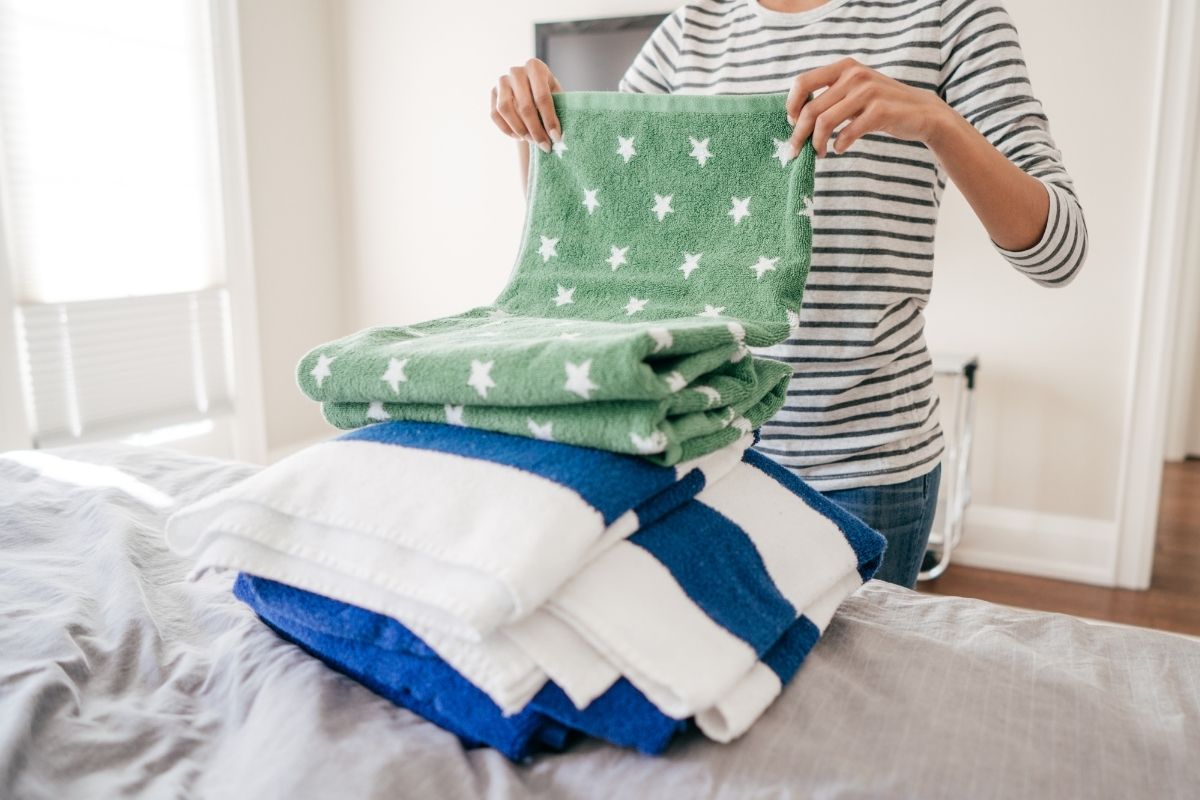 Como dobrar toalha de banho para economizar espaço: dicas para organizar corretamente