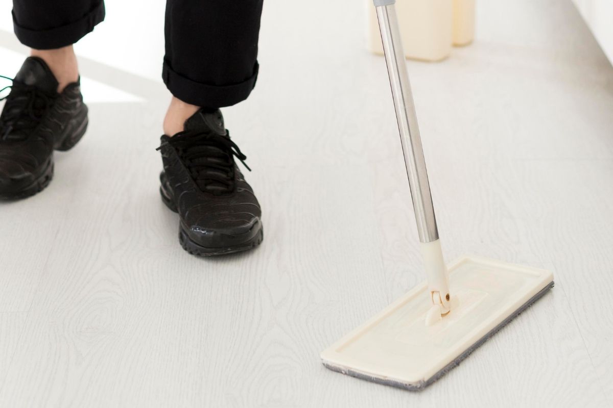 Como limpar piso encardido? Leia este artigo e descubra soluções caseiras milagrosas - Reprodução: Canva 