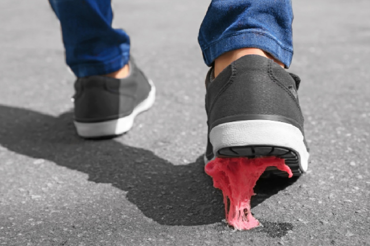 Como desgrudar chiclete da sola do sapato, passo a passo para evitar problemas (Foto; Canva Pro)