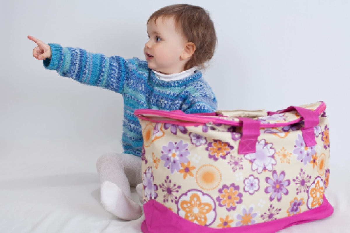 Como organizar bolsa de bebê, evite esquecimento e esteja pronto para qualquer situação (Foto: Canva Pro)
