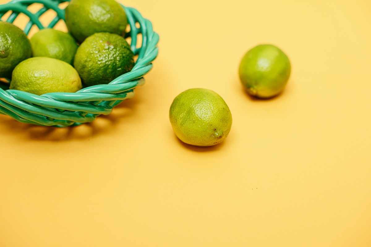 Descubra como plantar limão na xícara e tenha essa fruta em casa (imagem: pexels)