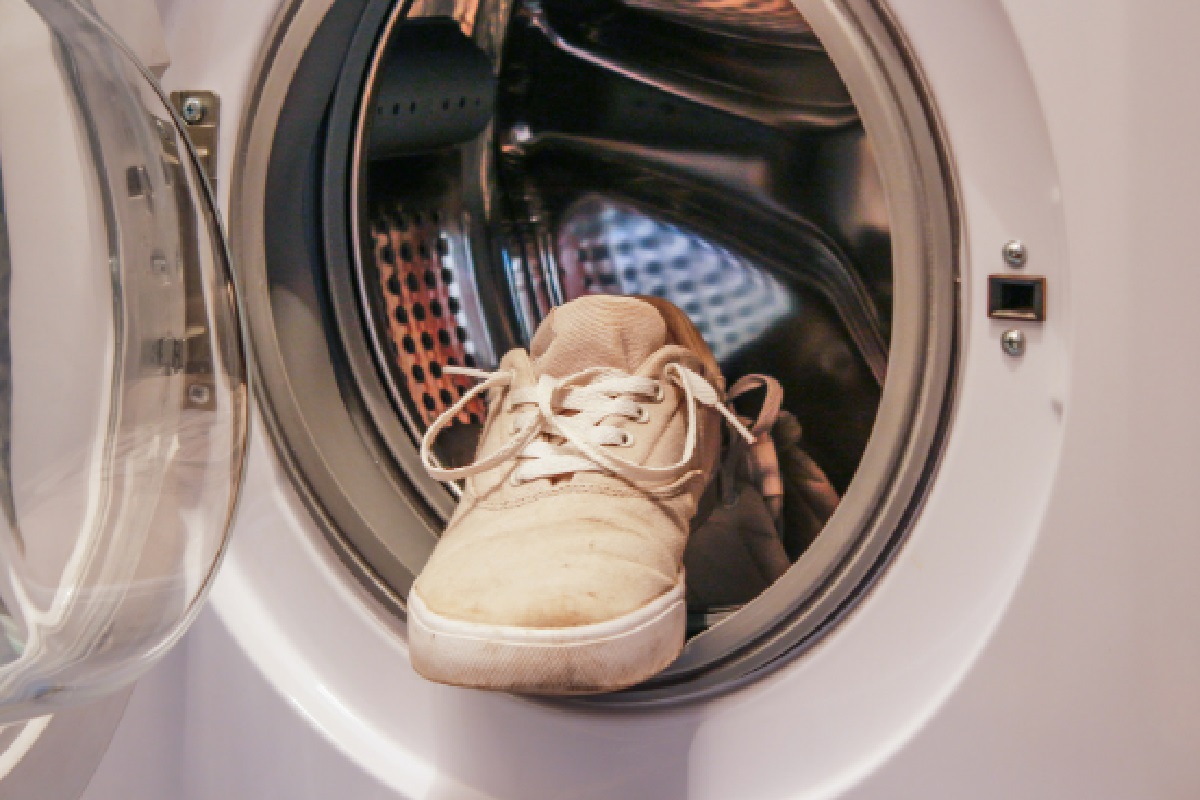 Pode lavar tênis na máquina? Responda a dúvida do milhão no decorrer do texto (Foto: Canva Pro)
