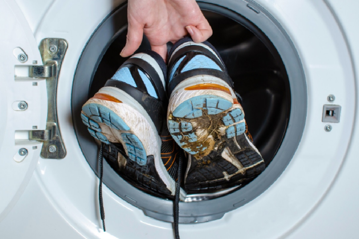 Pode lavar tênis na máquina? Responda a dúvida do milhão no decorrer do texto (Foto: Canva Pro)