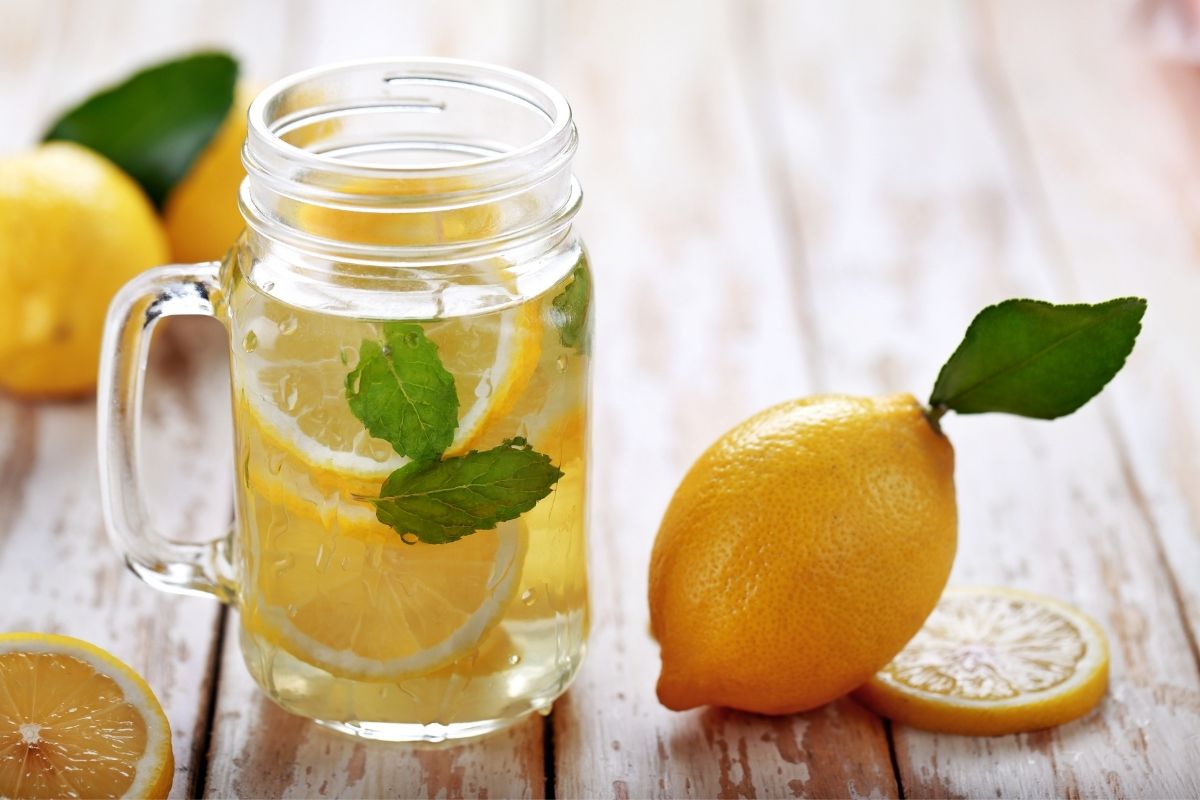 Como soltar o intestino em minutos água morna com limão do quintal de casa (Reprodução: Canva Pro)