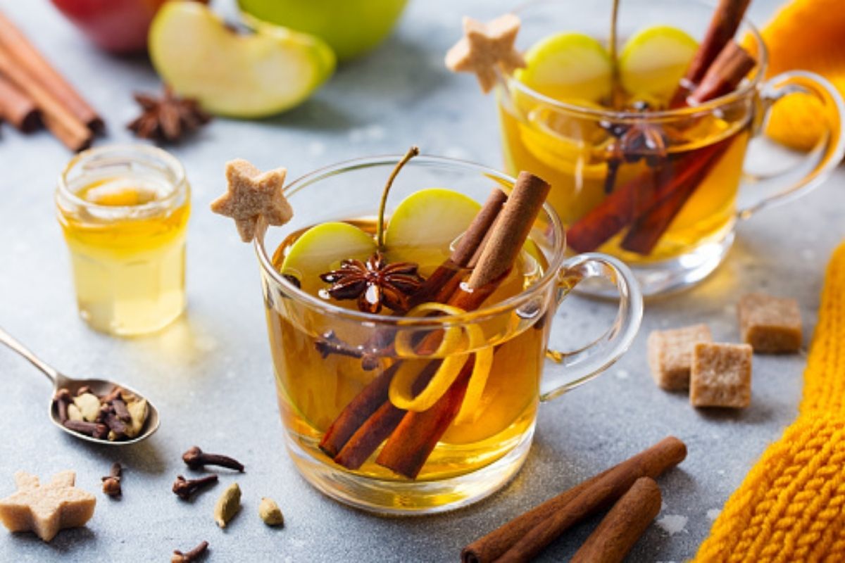 Chá de casca de fruta confira 7 opções saudáveis para incluir na alimentação (Reprodução Canva Pro)