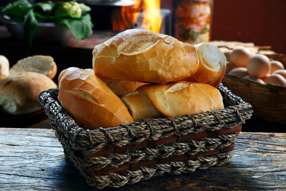 Como conservar pão francês Aprenda guardar de forma correta para que não estrague tão rápido (Reprodução Canva Pro)
