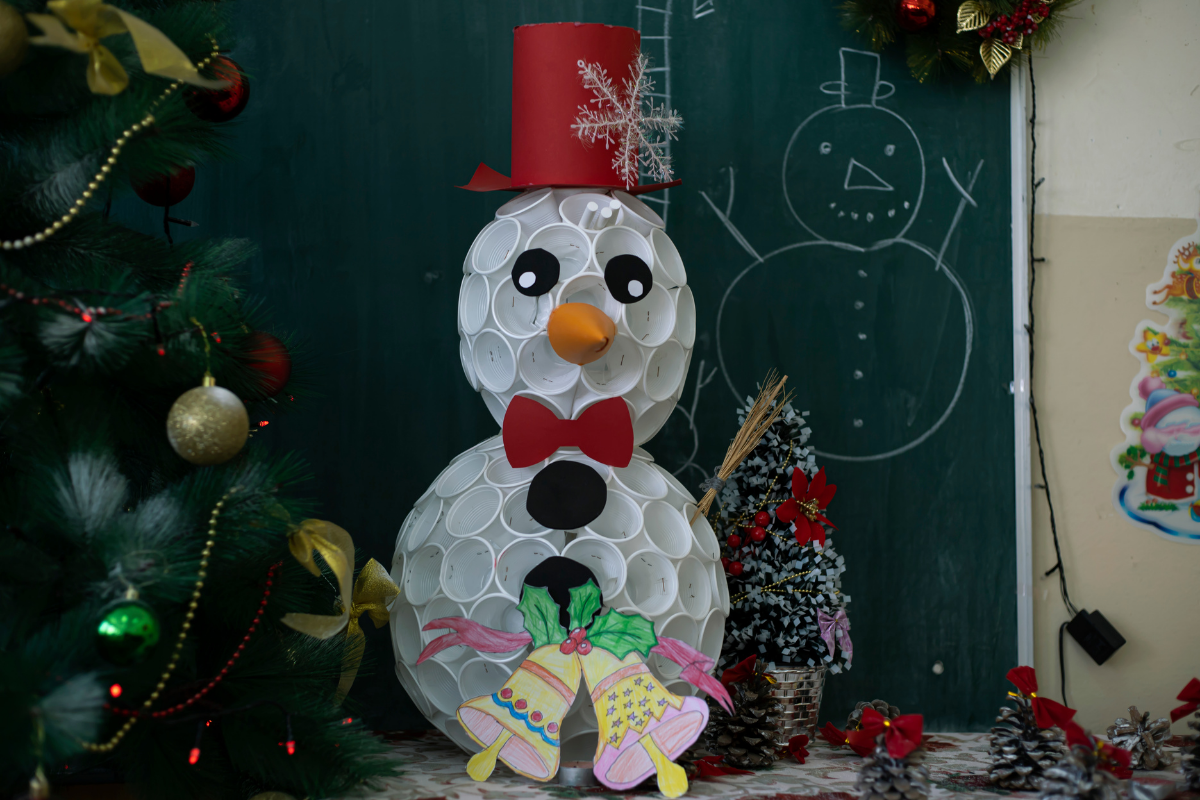 Como fazer boneco de neve com reciclagem aprenda a fazer esse lindo item de decoração natalina (Reprodução Canva Pro)