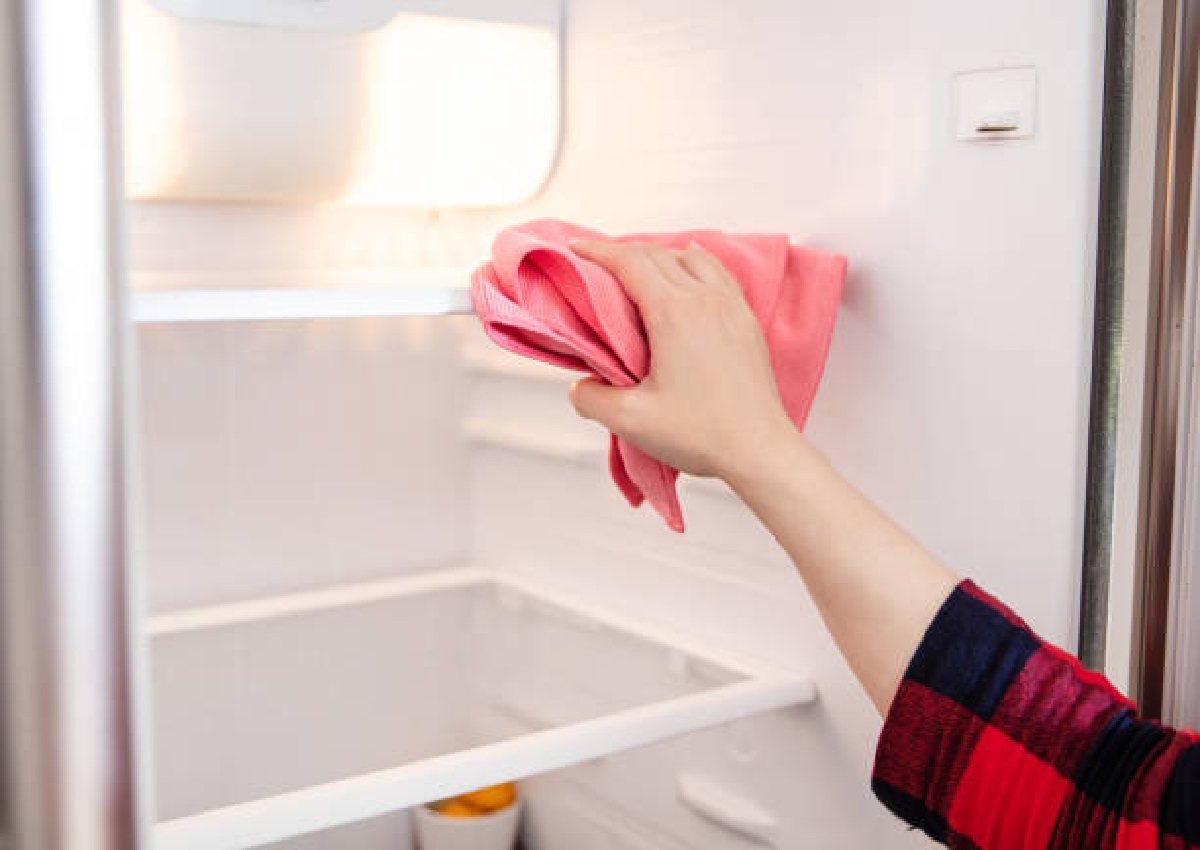 Entenda como limpar a geladeira corretamente e evite odores desagradáveis (Foto: iStock)