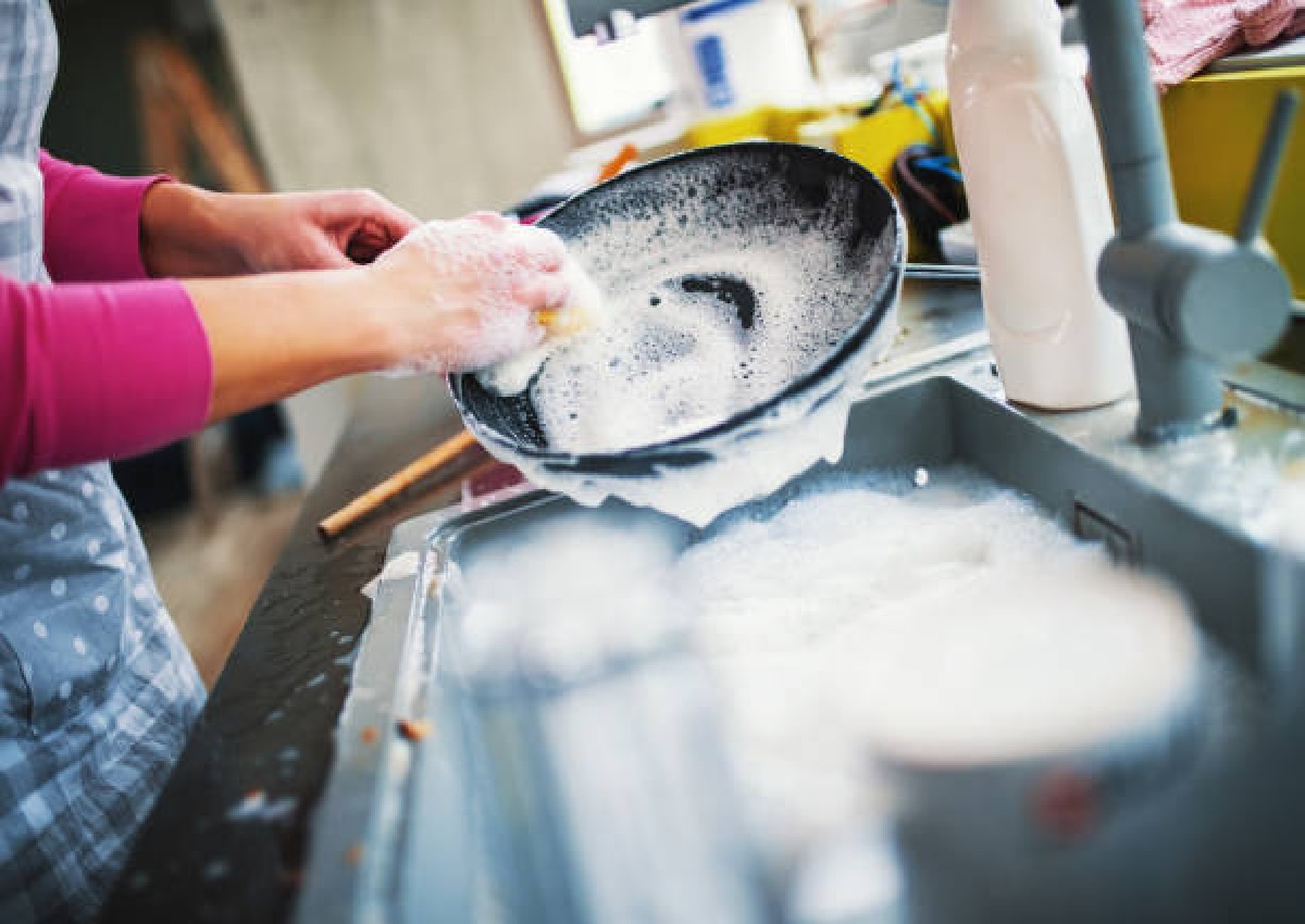 Como limpar panela antiaderente; aprenda os truques hoje mesmo (Foto: iStock)