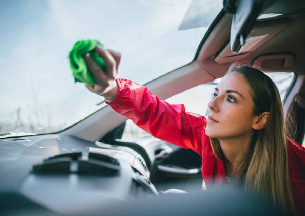 Dicas para limpar o vidro do carro sem embaçar; aprenda como (Foto: iStock)