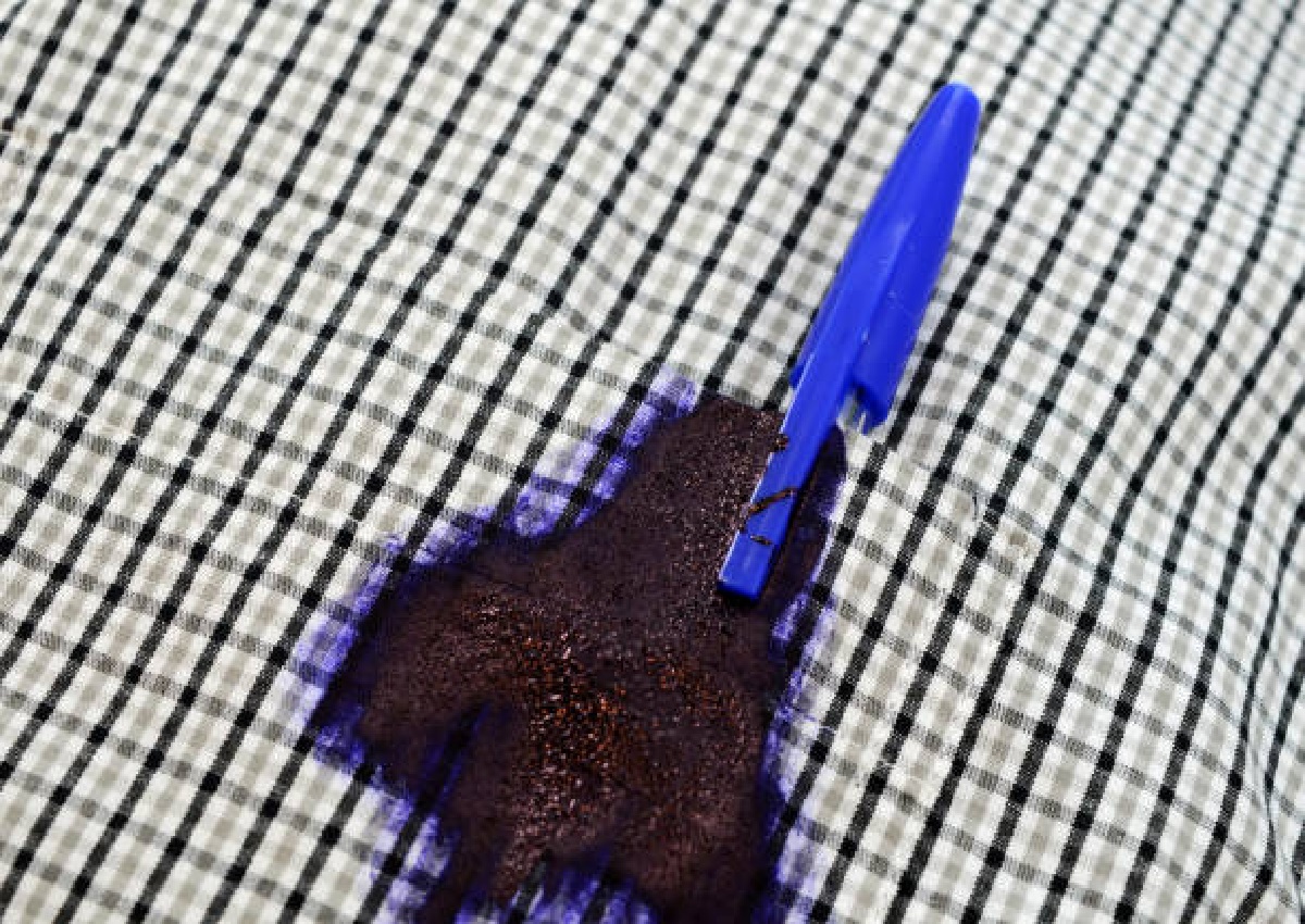 Aprenda como tirar mancha de caneta sem estragar a roupa (Foto: iStock)