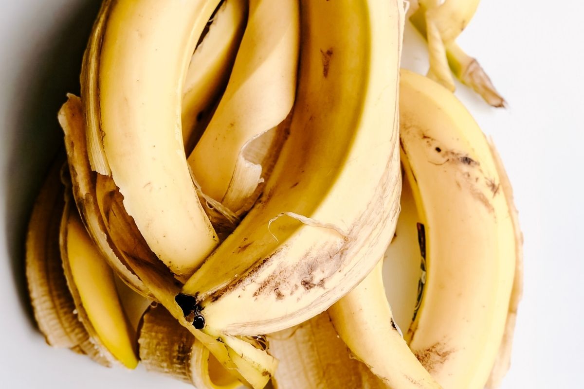 Adubo caseiro natural de cascas de banana - Reprodução Canva