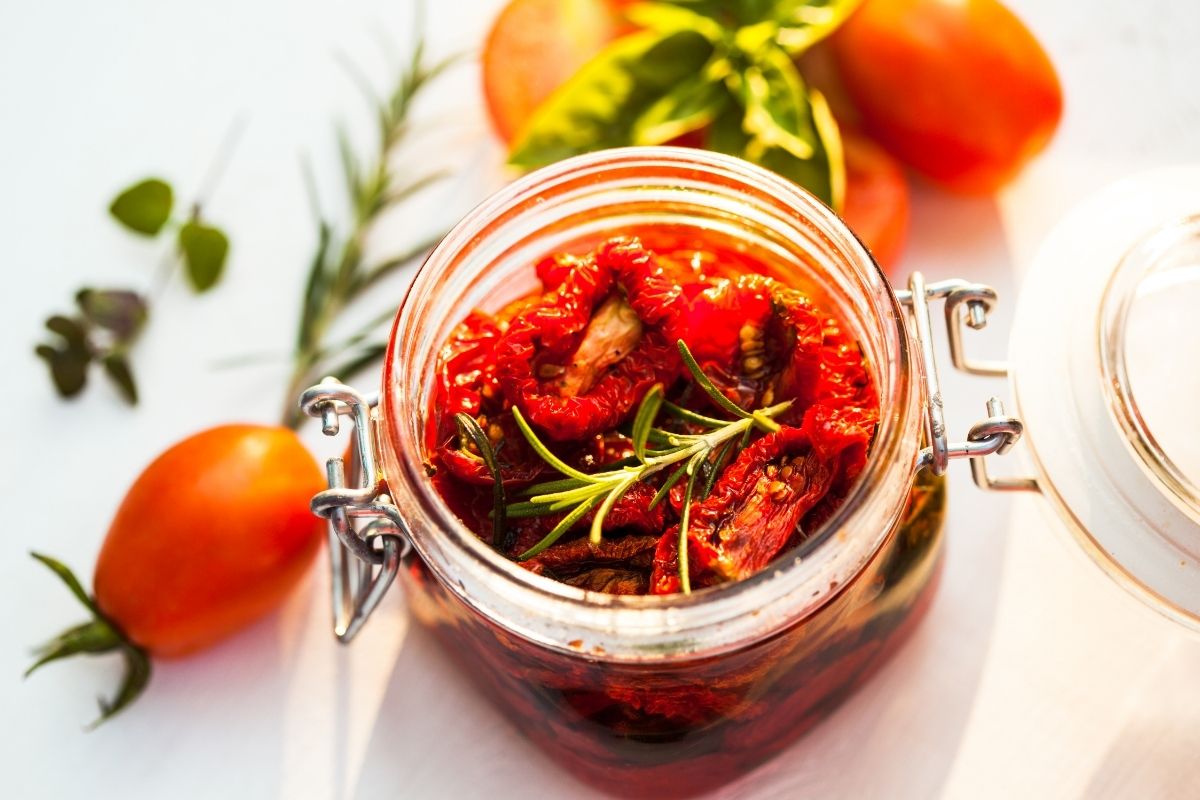 Aprenda como fazer tomate seco em conserva super fácil e simples de preparar em casa, vem ver! (Reprodução Canva Pro)