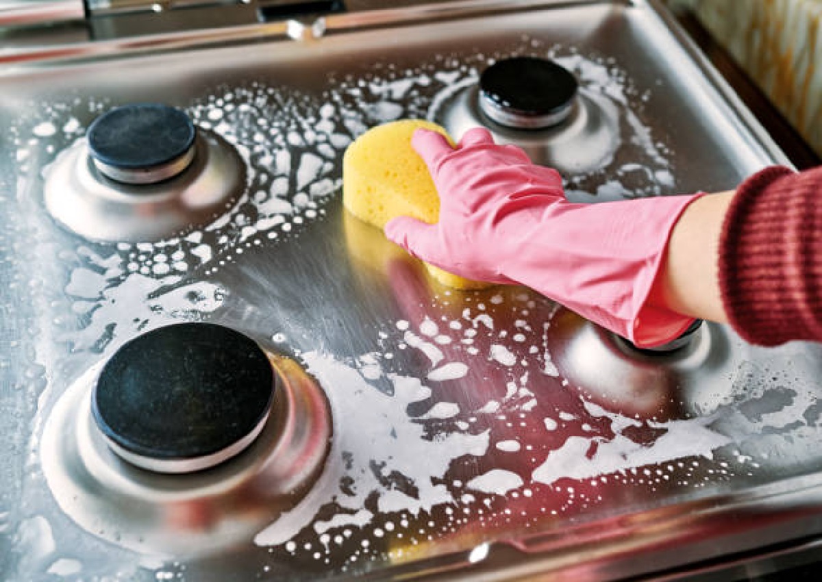 Como limpar fogão rapidamente, sem esfregar e sem danificar (Foto: iStock)