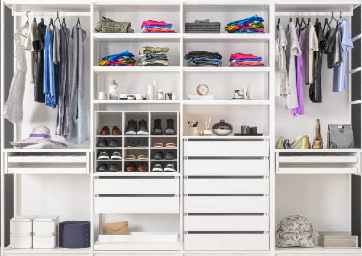 Como organizar guarda-roupa, veja algumas dicas para facilitar sua rotina (Foto: iStock)