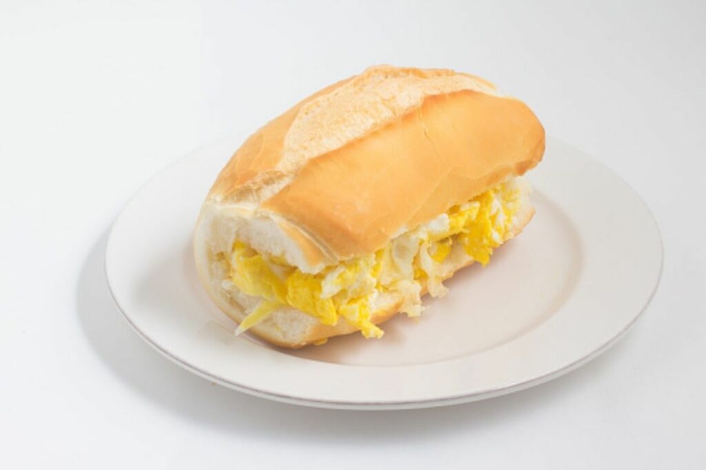 Quantas calorias tem o pão com ovo?
