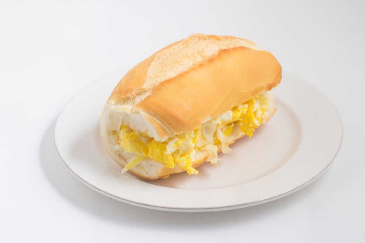 Quantas calorias tem um pão com ovo (Reprodução Canva Pro)