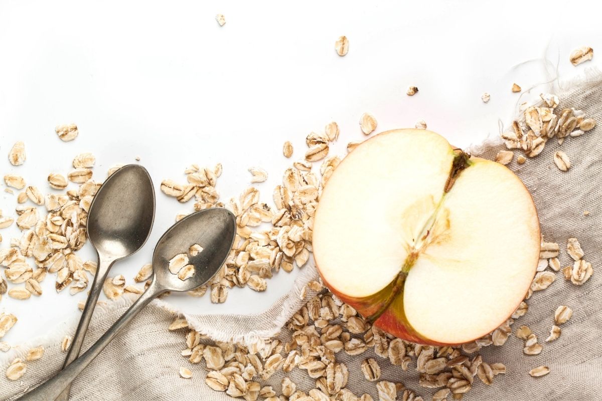 Suco de maçã com aveia confira os benefícios dessa combinação e aprenda a preparar em casa (Reprodução Canva Pro)