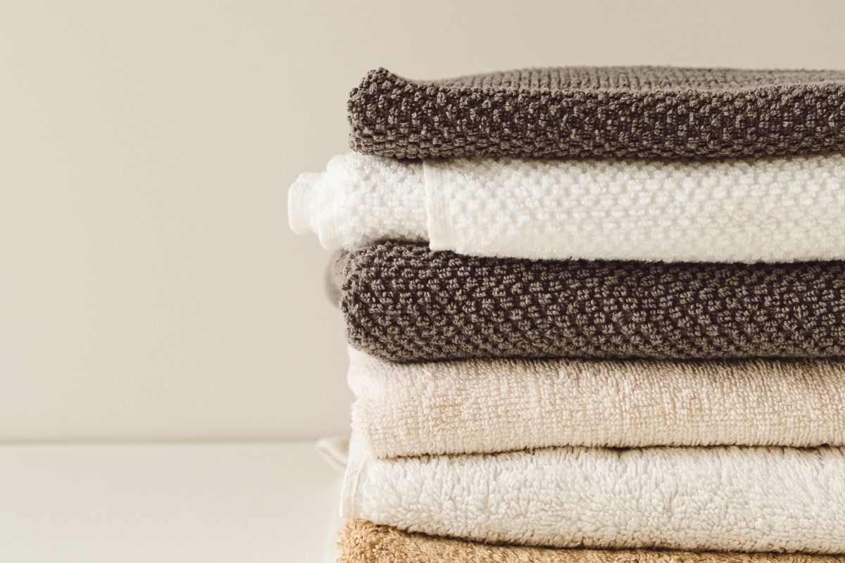 Como dobrar toalha de banho para economizar espaço: dicas para organizar corretamente
