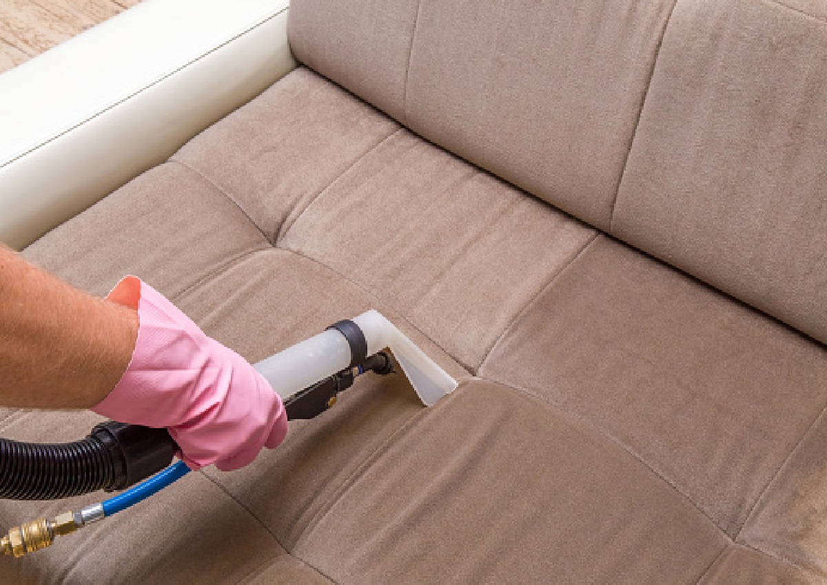 Como limpar sofá de suede; dicas para que fique perfeitamente limpo em menos tempo (Foto: iStock)