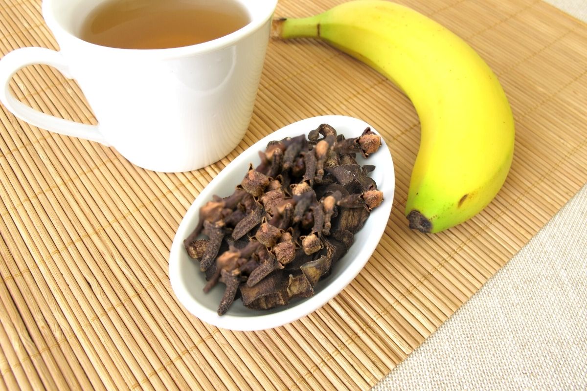 Chá de banana com cravo-da-Índia (Reprodução Canva Pro)