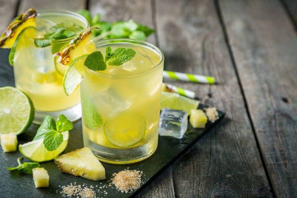 Suco de abacaxi com hortelã e limão