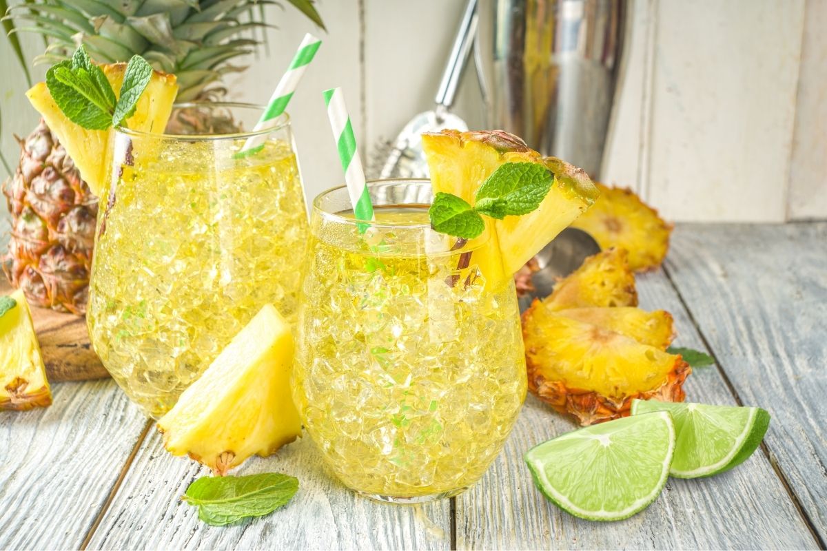 Suco de abacaxi com hortelã e limão