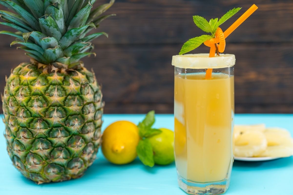 Suco de abacaxi com hortelã e limão: combinação cheia de benefícios