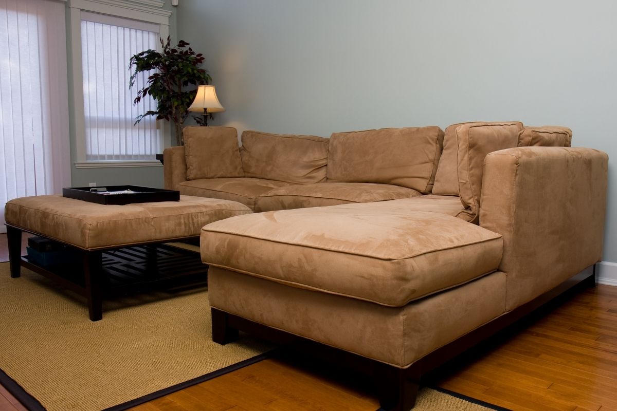 Descubra como limpar sofá de suede em 4 passos, de modo rápido e simples