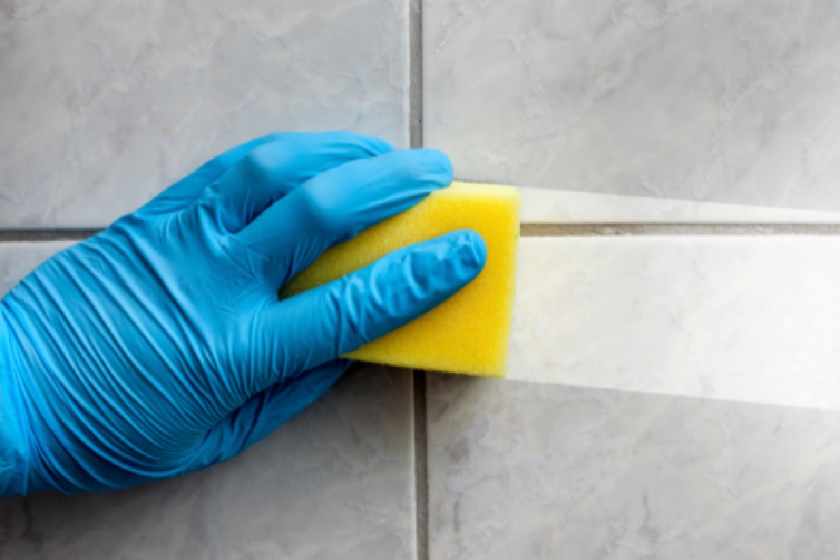 Passos simples para limpar azulejo de banheiro, descubra o melhor método (Foto: Canva Pro)