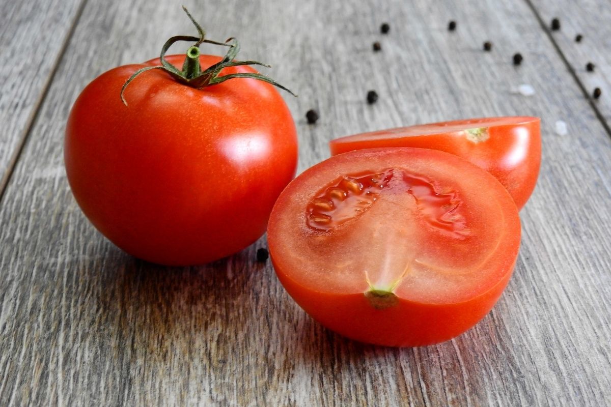 porque não pode guardar tomate na geladeira