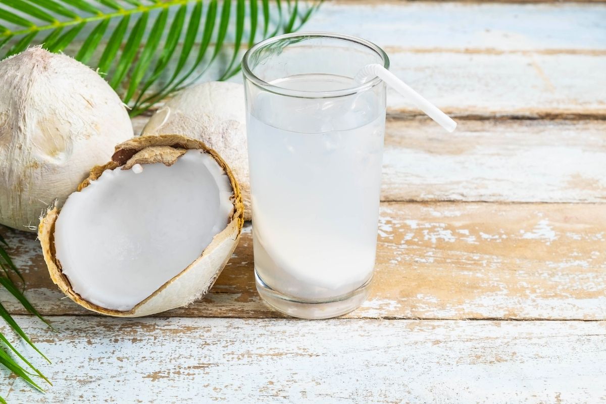 Benefícios da água de coco: veja porque este líquido é tão importante para a saúde