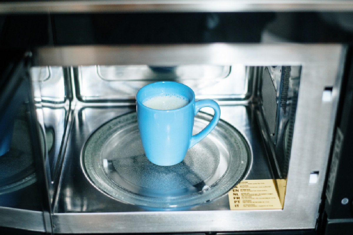 Como esquentar leite no micro-ondas sem derramar, evite acidentes e sujeiras (Foto: Canva Pro)