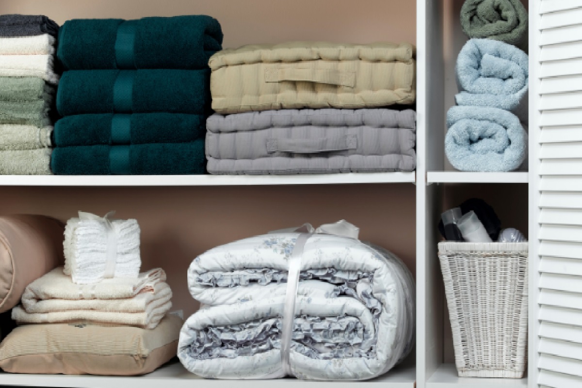 Como organizar guarda-roupa, veja as dicas para tornar o processo mais simples (Foto: Canva Pro)