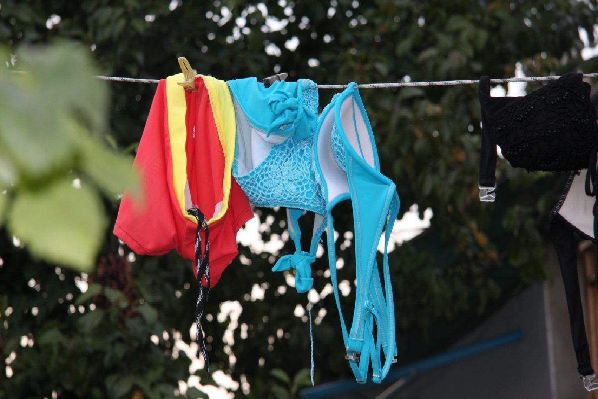 Como lavar roupa de praia, veja método correto e como conservar melhor as peças (Foto: Canva Pro)