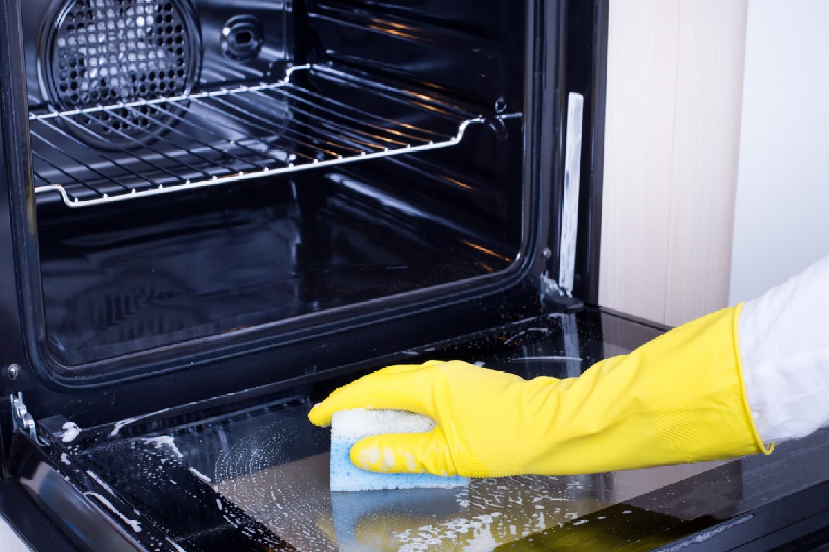 Passo a passo para limpar forno rapidamente e sem acidentes, veja como (Foto: Canva Pro)