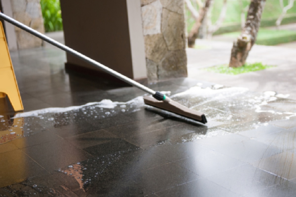 Produto caseiro para limpar piso encardido, deixe a superfície impecável (Foto: Canva Pro)