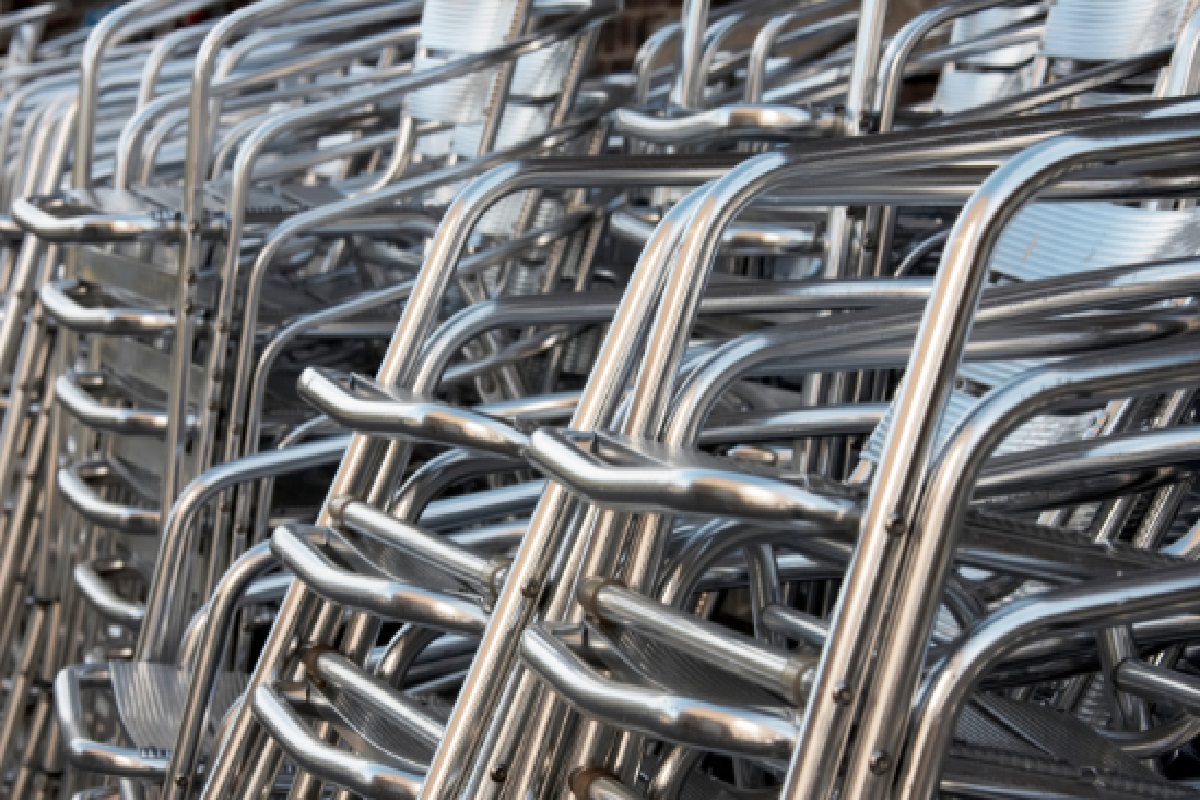 Como limpar cadeira de alumínio: veja como deixá-las impecáveis em minutos (Foto: Canva Pro)