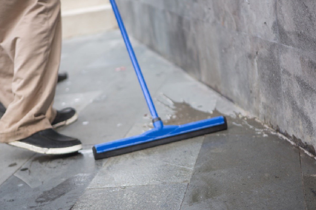 Como limpar piso encardido, revestimento em perfeito estado sem produtos caros (Foto: Canva Pro)