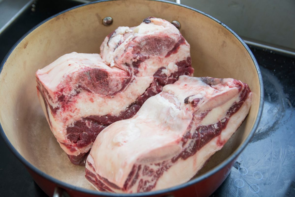 3 formas de descongelar carne rápido sem perder a qualidade e sabor do corte; veja - Fonte: canva