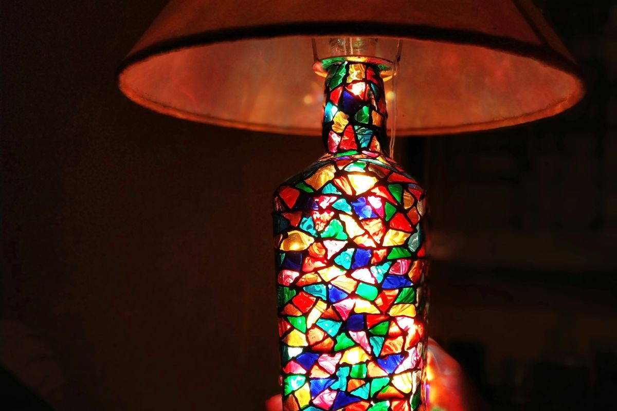 Luminária com materiais recicláveis; veja como fazer e surpreenda-se com o resultado - Fonte: canva