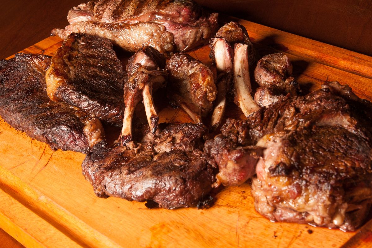 Saiba como escolher um corte de carne bom para o churrasco; veja dicas/ Imagem: Canva