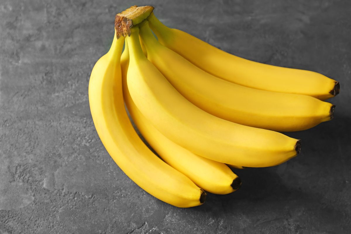 Banana é rica em carboidratos/Imagem: Canva