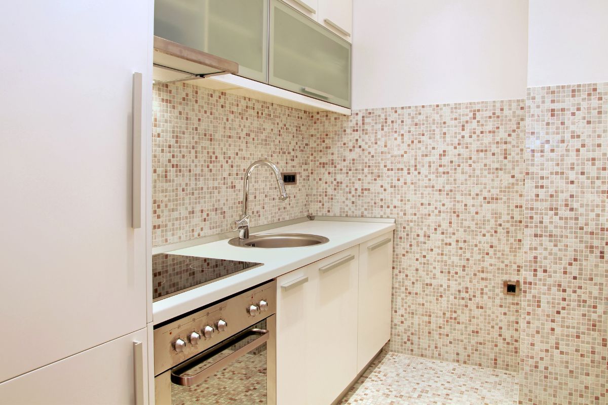 Veja como escolher o piso da cozinha ideal para você com essas super dicas/Imagem: Canva