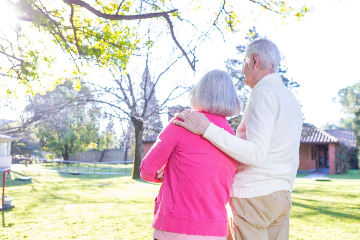 Adequar o quintal para idosos é uma forma de amor e carinho; saiba mais sobre o assunto e os mantenha seguros/Imagem: Canva