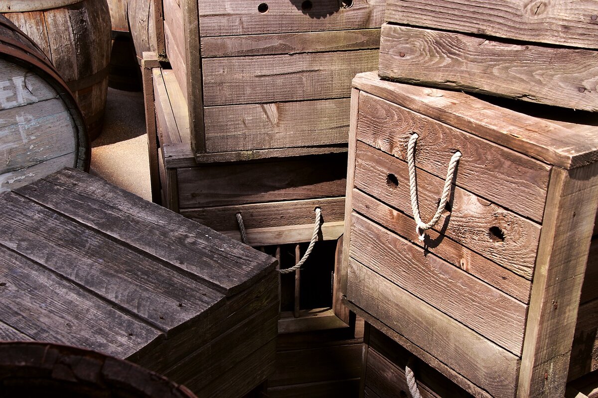 Caixote de madeira para organizar a garagem, agora suas bugigangas já tem lugar para ficar - Foto: Pixabay