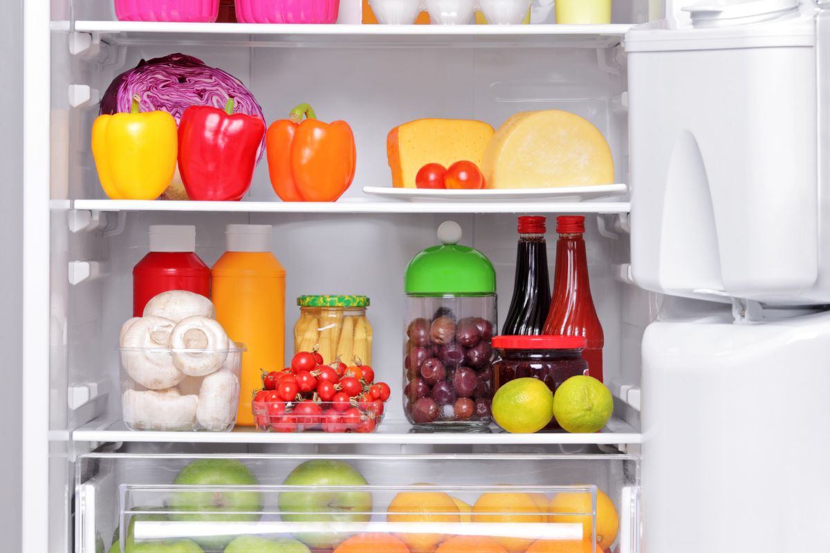 Aprenda a organizar geladeira pequena e ganhar mais espaço com tudo em seu lugar - Fonte: canva