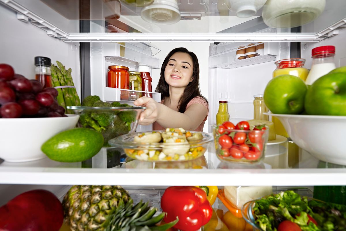 Aprenda a organizar geladeira pequena e ganhar mais espaço com tudo em seu lugar - Fonte: canva
