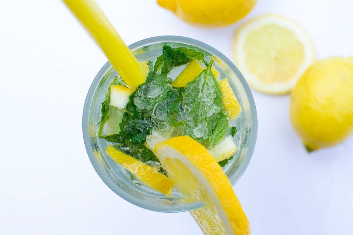 Aprenda a fazer suco de limão com hortelã e saiba todos os seus benefícios para a saúde