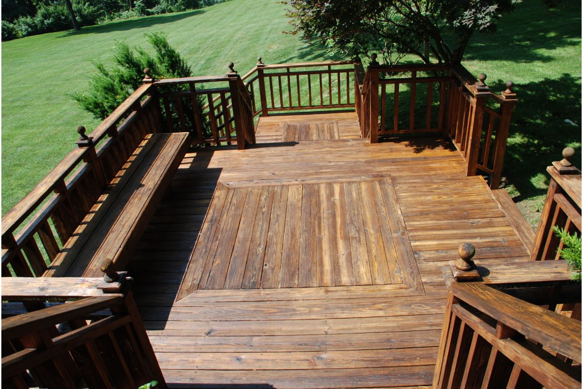 Construindo um deck de madeira: dicas para criar um espaço aconchegante no seu jardim - Canva